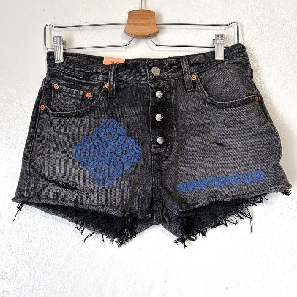 Levi's NWT 501 Button Fly Embroidered Distressed Denim Shorts Black W28